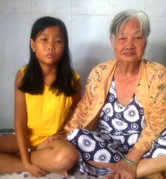 "Cha con chết rồi, con và mẹ khổ lắm !..." - 4 Mẹ con chị Hường về lại nhà mẹ chồng, xin 1 chỗ đặt tấm nệm để ngủ, nương tựa cùng người mẹ già đủ thứ bệnh tật quấn thân