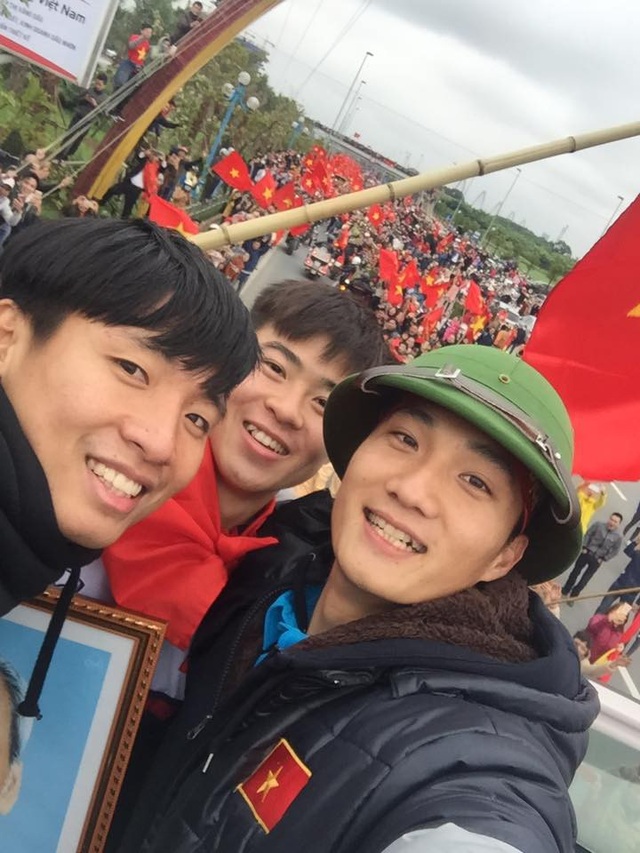 Thủ môn dự bị U23 Việt Nam đẹp trai không kém gì Bùi Tiến Dũng - 9 Và khi ở bên đồng đội Tiến Dũng (hậu vệ), Duy Mạnh.