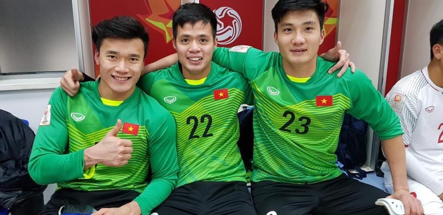 Thủ môn dự bị U23 Việt Nam đẹp trai không kém gì Bùi Tiến Dũng - 1
Từ trái qua phải ảnh là thủ môn bắt chính Bùi Tiến Dũng, thủ môn dự bị Đặng Ngọc Tuấn và thủ môn dự bị Nguyễn Văn Hoàng.