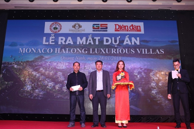 Vừa ra mắt, 18 lô biệt thự Monaco Halong đã có chủ - 1
Đại diện chủ đầu tư trao giải Nhất cho khách hàng may mắn trúng thưởng.