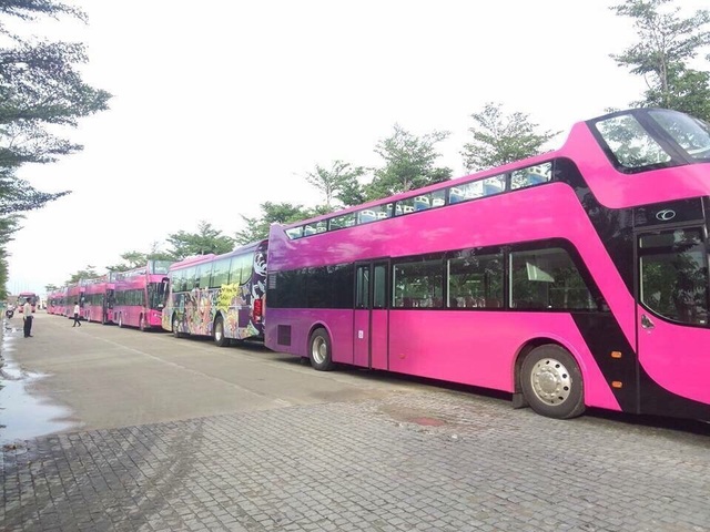 Sứ mệnh vinh quang đón người hùng U23 trở về của chiếc xe bus nổi tiếng nhất Việt Nam - 3 Đây là những chiếc xe bus 2 tầng, mui trần đầu tiên tại Việt Nam, được Empire Group (chủ đầu tư tổ hợp Cocobay) mua về để phục vụ những chuyến tham quan City Tour quanh Đà Nẵng. Khi nhận được nhiệm vụ đón đoàn U23 Việt Nam trở về, chiếc áo sặc sỡ của những chiếc Coco Bus ngay lập tức được thay bằng một lớp áo mới.