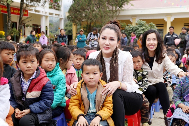 Hoa hậu Xuân Hương chia sẻ cùng các em nhỏ