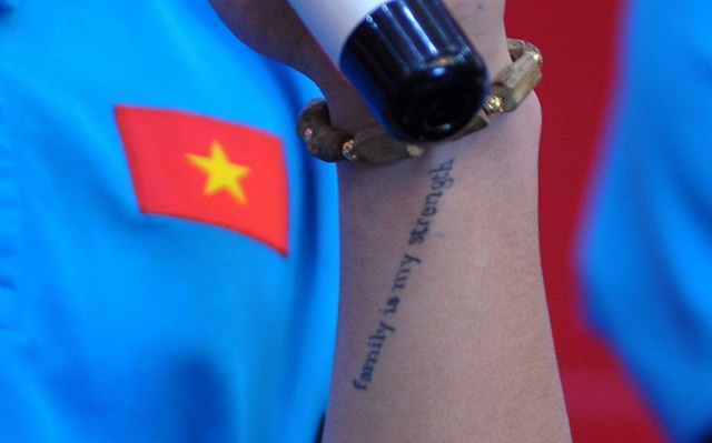 Hình xăm trên cánh tay của tuyển thủ U23 Quang Hải thể hiện điều gì? - 3 Dòng chữ “Family is my strength” có nghĩa “Gia đình là sức mạnh của tôi”.