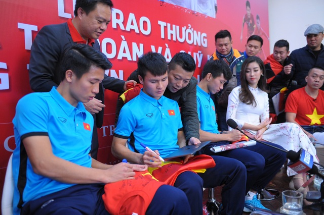 Hình xăm trên cánh tay của tuyển thủ U23 Quang Hải thể hiện điều gì? - 4 Quang Hải và đồng đội kí tên cho người hâm mộ.