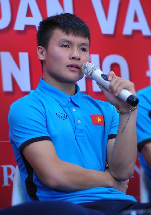 Hình xăm trên cánh tay của tuyển thủ U23 Quang Hải thể hiện điều gì? - 2 Khi trò chuyện với người hâm mộ, Quang hải để lộ hình xăm