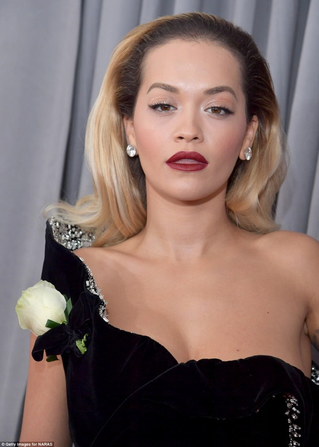Váy xẻ cao "bất tận" của Rita Ora trên thảm đỏ Grammy 2018 - 17
Nữ ca sĩ cài bông hồng trắng trên vai. Tại lễ trao giải Grammy năm 2018, mọi người đẹp tới dự giải đều mang theo bông hồng trắng để ủng hộ chiến dịch gây quỹ Times Up (gây quỹ ủng hộ những nạn nhân bị lạm dụng tình dục ở nơi làm việc).