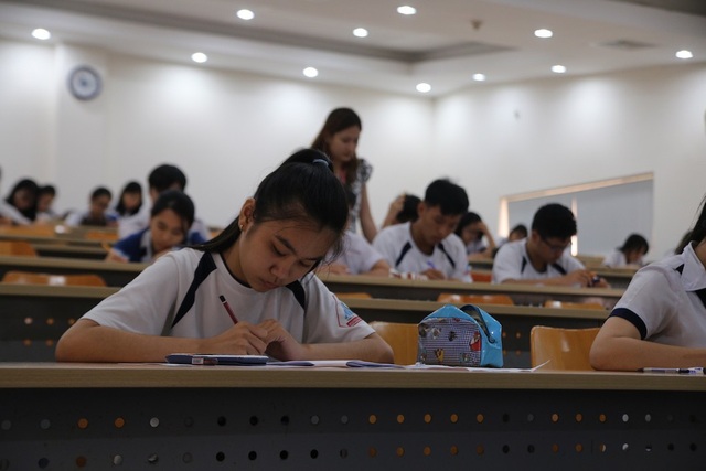 Kỳ thi năng lực của trường ĐH Quốc tế TPHCM sẽ được tổ chức vào tháng 5 - 1 Thí sinh thi trong kỳ thi kiểm tra năng lực do trường ĐH Quốc tế TPHCM tổ chức năm 2017