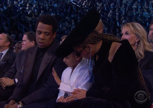 Bật cười vì con gái Beyonce không cho cha mẹ vỗ tay - 1 Blue Ivy (6 tuổi) được xem là “nhóc tì” quyền lực của làng giải trí Mỹ, đơn giản bởi cô là con gái đầu lòng của cặp đôi “ông hoàng - bà chúa” trong làng nhạc Mỹ.