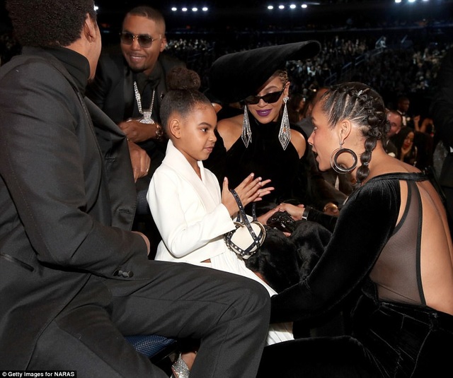 Bật cười vì con gái Beyonce không cho cha mẹ vỗ tay - 9 Mọi người có mặt tại sự kiện đều thích thú với cô bé Blue Ivy. Trong ảnh, nữ ca sĩ Alicia Keys đi ra chào hỏi gia đình nhà Beyonce.