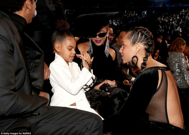 Bật cười vì con gái Beyonce không cho cha mẹ vỗ tay - 10 Blue khoe với nữ ca sĩ Alicia Keys chiếc túi xách của mình.
