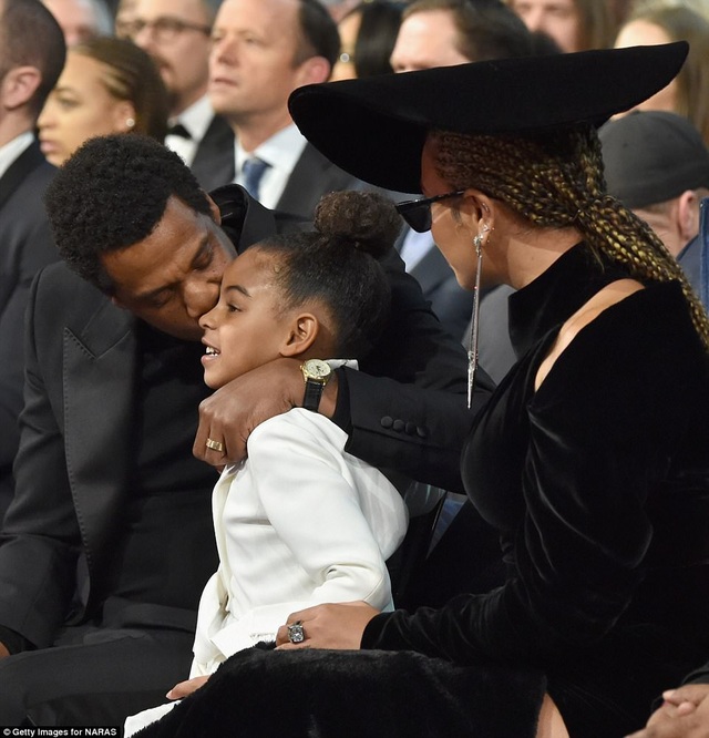 Bật cười vì con gái Beyonce không cho cha mẹ vỗ tay - 11 Cặp đôi Beyonce - Jay Z sở hữu khối gia sản lên tới 1,16 tỷ USD, là cặp đôi giàu có nhất làng nhạc quốc tế.