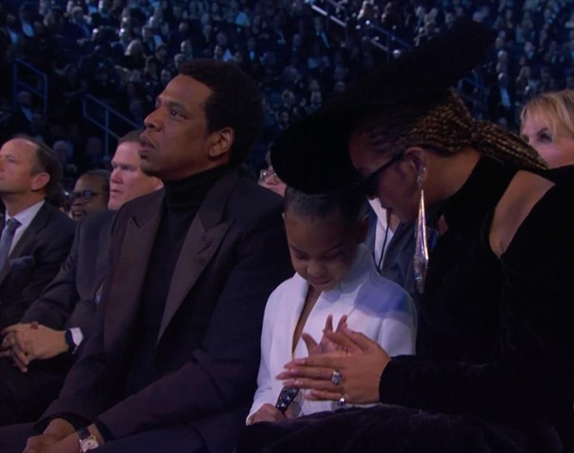 Bật cười vì con gái Beyonce không cho cha mẹ vỗ tay - 2 Blue Ivy làm động tác “như người lớn”, yêu cầu cha mẹ… bình tĩnh lại.