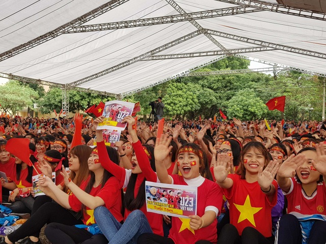 Quyên góp Cờ Tổ quốc chào mừng U23 để ủng hộ cho các ngư dân - 1
Sinh viên ĐH Thương Mại