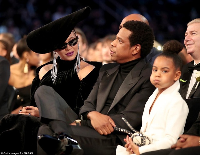 Bật cười vì con gái Beyonce không cho cha mẹ vỗ tay - 5 Dù sự kiện diễn ra kéo dài nhiều tiếng đồng hồ, nhưng cô bé 6 tuổi này vẫn kiên nhẫn ngồi ngoan, không nghịch ngợm. Biểu cảm tự tin, tự nhiên và rất dễ thương của Blue Ivy đã khiến công chúng rất thích thú, cho rằng cô bé còn ấn tượng hơn cả cha mẹ.