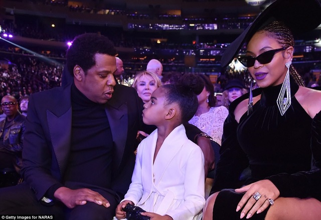 Bật cười vì con gái Beyonce không cho cha mẹ vỗ tay - 6 Blue tỏ ra rất bình tĩnh dù có nhiều ống kính hướng vào gia đình mình. Jay Z và Beyonce đã vừa đón thêm một cặp sinh đôi, một trai - một gái, nay đã được 7 tháng tuổi.