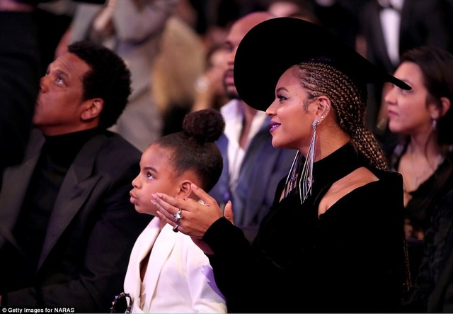 Bật cười vì con gái Beyonce không cho cha mẹ vỗ tay - 7 Dù đêm trao giải không phải một sự kiện may mắn đối với cha của Blue - rapper Jay Z (anh nhận được 8 đề cử nhưng không rinh về giải nào), nhưng gia đình họ vẫn thống trị trên các trang tin giải trí, nhờ có sự xuất hiện lém lỉnh của con gái.