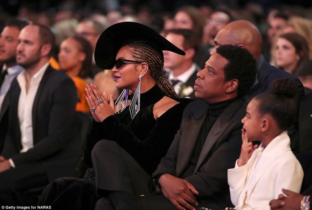 Bật cười vì con gái Beyonce không cho cha mẹ vỗ tay - 8 Blue Ivy được xem là “nhóc tì bá đạo” tại lễ trao giải Grammy, cô bé cũng cư xử rất lịch thiệp khi không ngừng hướng lên sân khấu chăm chú tại sự kiện kéo dài nhiều tiếng đồng hồ.