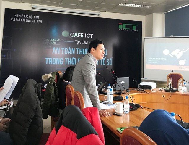 Giải pháp nào trước “nạn” thông tin xấu trên mạng khiến DN "đứng ngồi không yên"? - 2
Ông Lê Quang Tự Do, Phó Cục trưởng Cục Phát thanh, truyền hình và Thông tin Điện tử thuộc Bộ TT&TT chia sẻ quan điểm tại Toạ đàm Cafe ICT do Câu lạc bộ Nhà báo CNTT tổ chức.