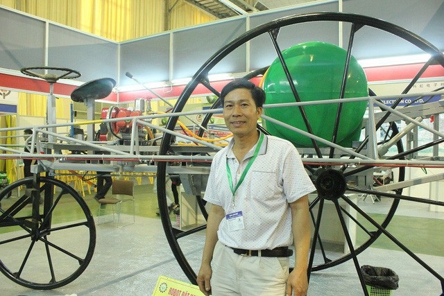 Nông dân Việt "siêu" sáng chế khiến chuyên gia nước ngoài "ngả mũ bái phục" - 1
Nhà sáng chế Phạm Văn Hát dù chỉ học hết lớp 7 những đã có hàng loạt những sản phẩm máy móc cải tiến hiệu quả được bà con nông dân ưa chuộng, sử dụng. Ảnh: Hà Trang