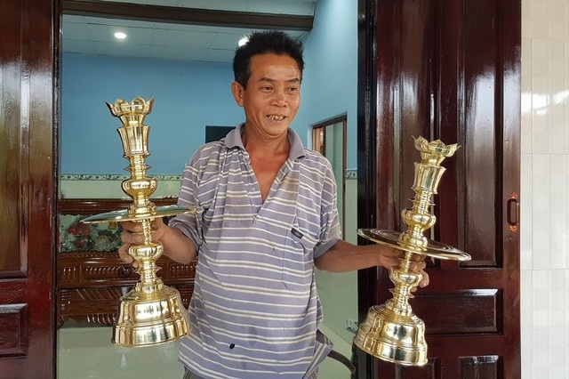 Làng đúc đồng nức tiếng Nam Trung Bộ nhộn nhịp vào mùa Tết - 8 Sản phẩm chân đèn sau gia công ở làng nghề đúc đồng Phú Lộc Tây 1 (Khánh Hòa)