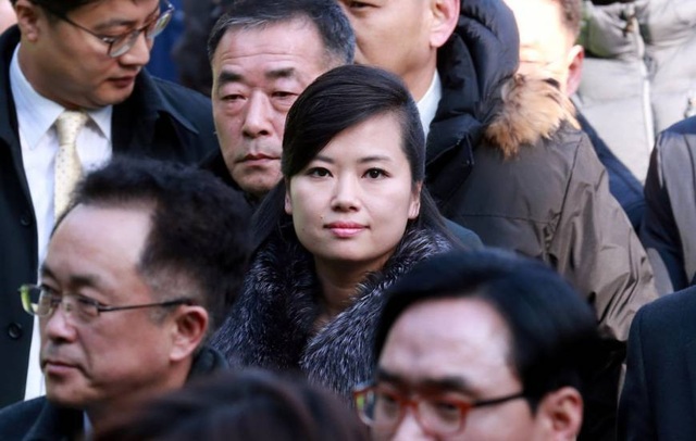 Thế khó của Hàn Quốc khi “trải thảm đỏ” đón Triều Tiên - 1 Hyon Song-wol, trưởng nhóm nhạc Moranbong nổi tiếng của Triều Tiên, dẫn đầu đoàn tiền trạm tới Hàn Quốc ngày 21/1. (Ảnh: Reuters)