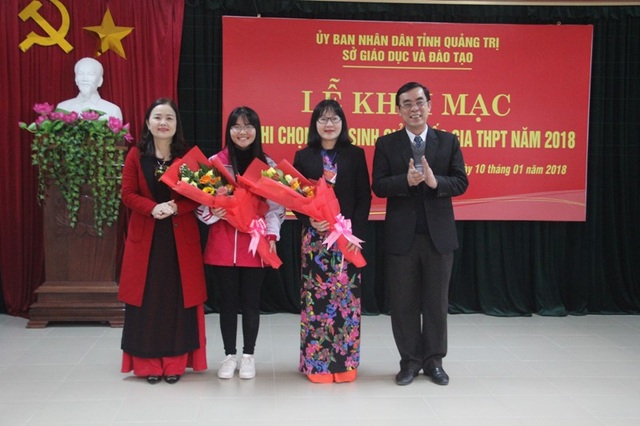 
Lãnh đạo tỉnh Quảng Trị chúc mừng học sinh bước vào kỳ thi Học sinh giỏi quốc gia 2018.
