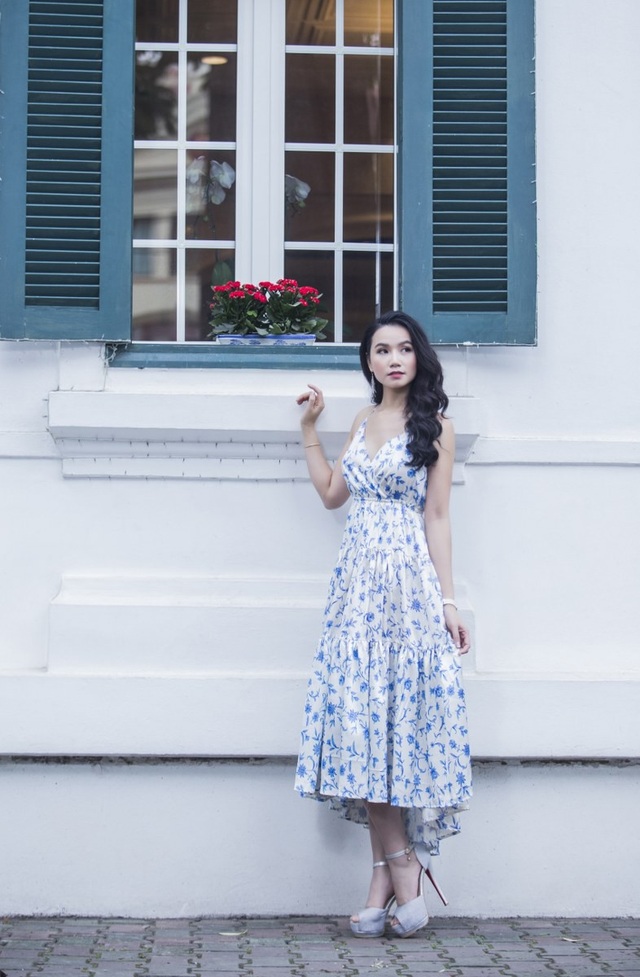 Xao xuyến ngắm cô giáo đóng “Hoa cỏ may 3” vai trần xuống phố - 5 Xao xuyến ngắm cô giáo đóng “Hoa cỏ may 3” vai trần xuống phố - 5