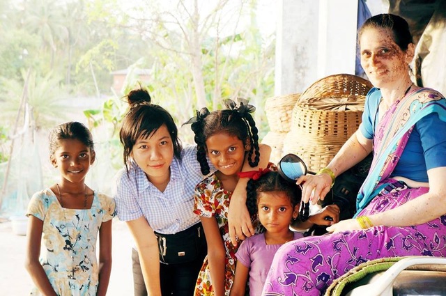 Cô gái Việt sống sót "thần kỳ" qua bão tuyết Nepal nhận học bổng toàn phần Mỹ - 2 Mỹ Linh (thứ 2 từ trái sang) trong chuyến đi Ấn Độ.