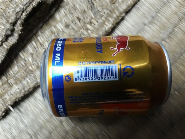 Lừa bán gần 5.000 lon nước tăng lực giả - 1
Theo chị L.T.H, nước tăng lực thật trên vỏ lon có mã vạch của Thái Lan, không có tiếng Việt. Nước tăng lực “nhái” trên vỏ lon có mã vạch trong nước và có tiếng Việt.