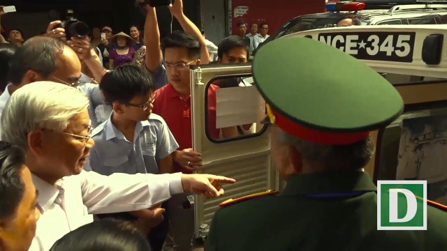 Tổng Bí thư Nguyễn Phú Trọng thăm hầm vũ khí của biệt động Sài Gòn - 3 Ông Bảy Hôn (Phan Văn Hôn) – chiến sĩ biệt động Sài Gòn hướng dẫn Tổng bí thư tham quan căn hầm chứa vũ khí (ảnh cắt từ clip)