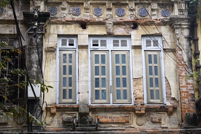
Mặt tiền tầng 2 ngôi nhà số 44B phố Nguyễn Siêu cổ kính đã được chủ nhân cải tạo lại cửa sổ.
