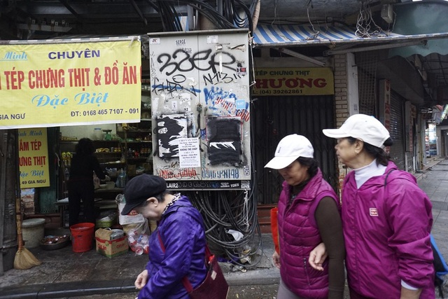 Phố cổ Hà Nội bị bôi bẩn khắp nơi bởi hình vẽ graffiti - 8
Các hộp kỹ thuật trên đường phố cũng là nơi sáng tác ưa thích của những người vẽ thiếu ý thức.