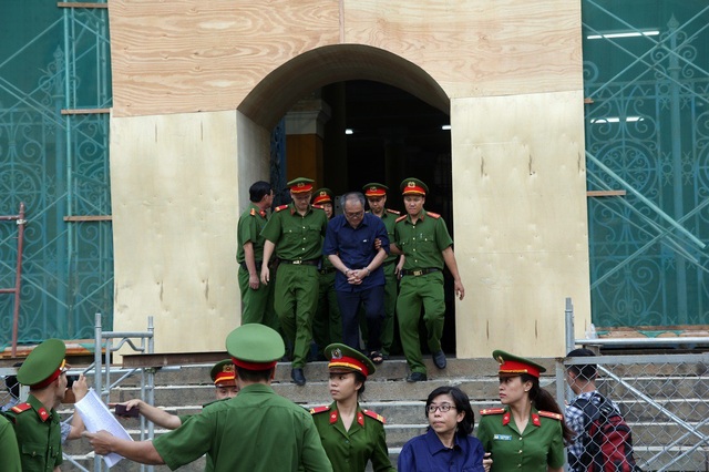 Tòa không chấp nhận đơn xin vắng mặt của ông Trần Bắc Hà - 1 Phạm Công Danh tại phiên tòa.