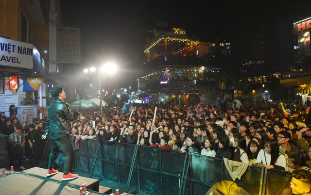 Sự kiện giải trí âm thanh ánh sáng lớn nhất chào 2018 của Vạn Phúc Media & Events và 360Live - 5 Không khí cuồng nhiệt của đêm Countdown 2018 tại Phố Đi Bộ TP Huế