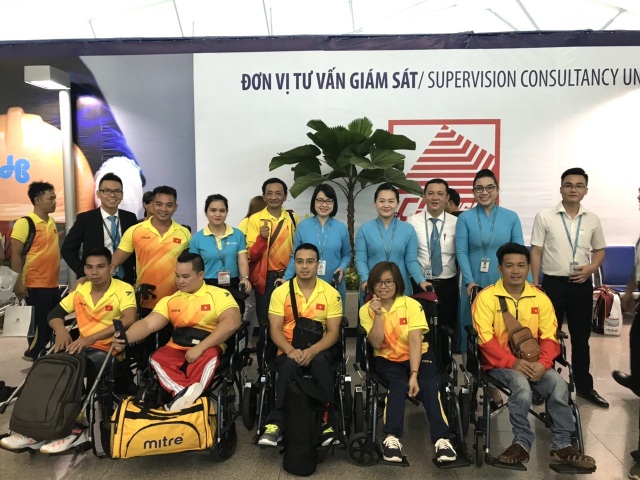 Vietnam Airlines phục vụ Đoàn thể thao Việt Nam dự Asian Para Games 3 - 3 Nhân viên VNA tại sân bay và các VĐV trước giờ lên đường đi Indonesia