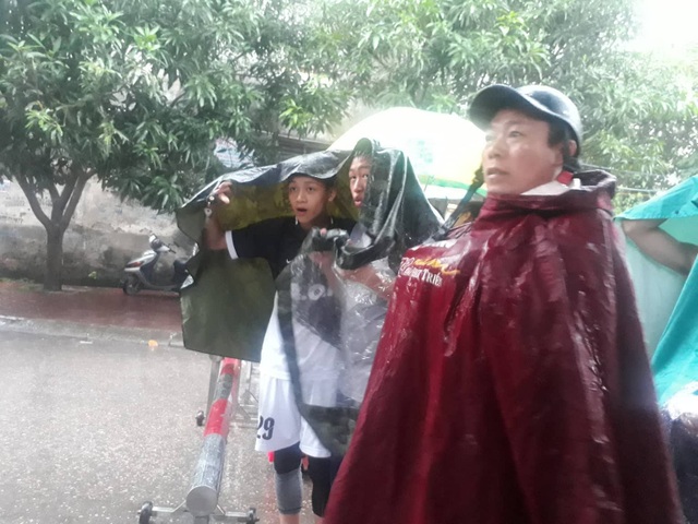 Hàng chục cảnh sát vũ trang vây bắt đối tượng ôm vũ khí cố thủ - 4
Nhiều người dân vẫn đội mưa theo dõi vụ việc từ xa.
