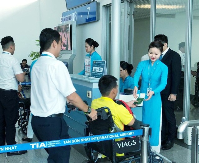 Vietnam Airlines phục vụ Đoàn thể thao Việt Nam dự Asian Para Games 3 - 1 Nhân viên VNA làm thủ tục cho các VĐV