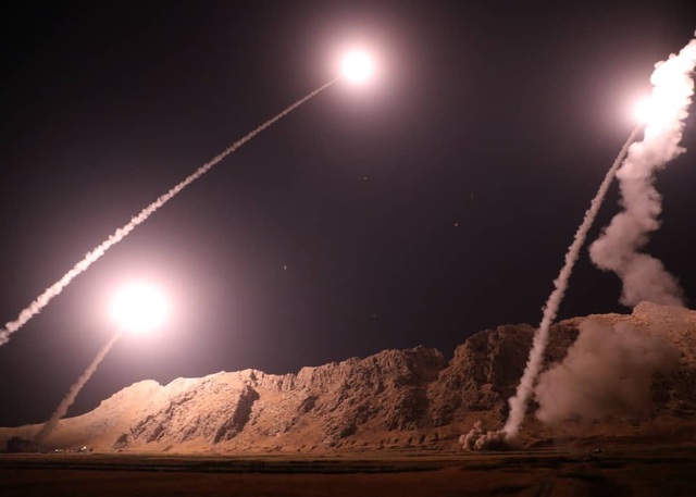Iran nã tên lửa tiêu diệt chủ mưu vụ tấn công đoàn diễu binh làm 29 người chết - 2 Các tên lửa Iran sáng đồng loạt được phóng đi (Ảnh: PressTV)