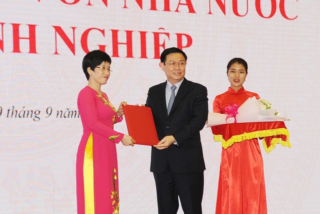Chân dung dàn lãnh đạo "siêu ủy ban" quản lý hàng triệu tỷ đồng vốn Nhà nước - 2 Phó Thủ tướng Chính phủ Vương Đình Huệ đã trao Quyết định của Thủ tướng Chính phủ bổ nhiệm Bà Nguyễn Thị Phú Hà.