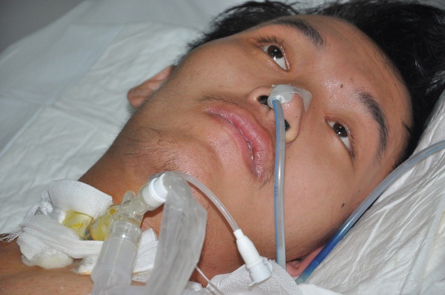 Bị viêm não Nhật Bản, tính mạng chàng tân sĩ quan dân tộc Mường nguy kịch - 4 Chỉ mới đây thôi, Tùng còn là 1 chiến sĩ bộ đội khỏe mạnh, vững vàng mà giờ em lại nằm đây...