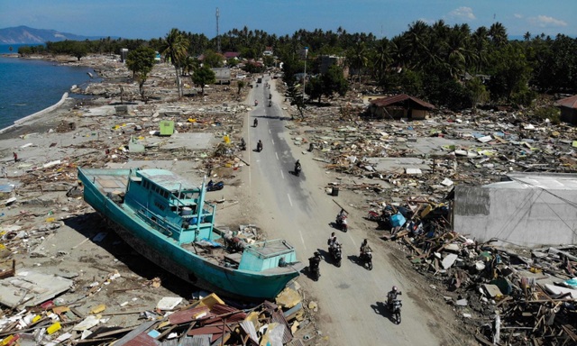 Lý do động đất thường 'phá rối' Indonesia - 1
Cảnh tan hoang vì sóng thần tại Palu, đảo Sulawesi. Ảnh: AFP