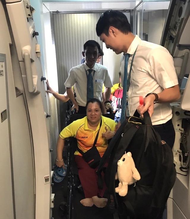 Vietnam Airlines phục vụ Đoàn thể thao Việt Nam dự Asian Para Games 3 - 4 Các nhân viên VNA giúp VĐV lên máy bay