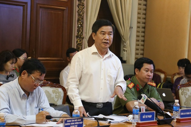Văn phòng công chứng giả bị phát hiện chỉ sau 10 ngày hoạt động - 1 Giám đốc Sở Tư pháp TPHCM Nguyễn Văn Hạnh cho biết vụ việc được phát hiện sớm là sự cố gắng của chính quyền địa phương