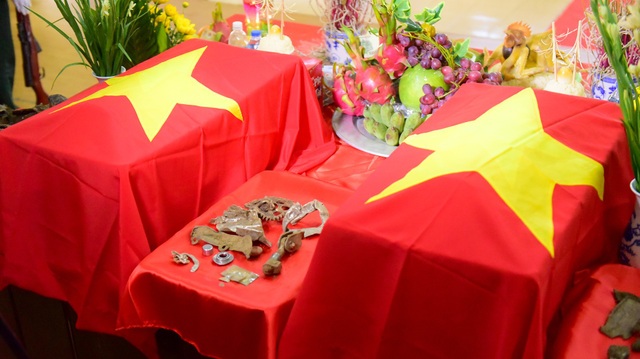 Di vật tìm thấy cùng hài cốt hai phi công MIG-21 gặp nạn ở Tam Đảo - 8
Được biết, sáng nay 1/10, Bộ Quốc phòng, Quân chủng Phòng không – Không quân sẽ lên làm việc với Bộ chỉ huy quân sự tỉnh Thái Nguyên để thực hiện các công việc tiếp theo. Trong thời gian chờ đợi kết quả giám định ADN, việc hương khói cho hai liệt sỹ sẽ được thực hiện theo nghi thức quân đội.