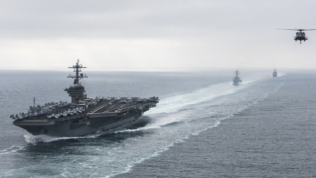 Tàu Iran rượt đuổi tàu sân bay Mỹ ở eo biển Hormuz - 1
Tàu sân bay USS Roosevelt của Mỹ (Ảnh: Reuters)