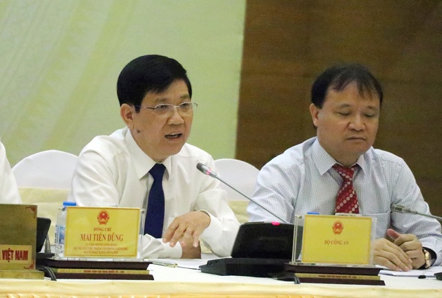 Phó Chủ tịch Hà Nội: Xử nghiêm bất kể cá nhân nào “bảo kê” tại chợ Long Biên - 3
Trung tướng Nguyễn Văn Sơn nhận định, vụ việc bảo kê tại chợ Long Biên không chấp nhận được.