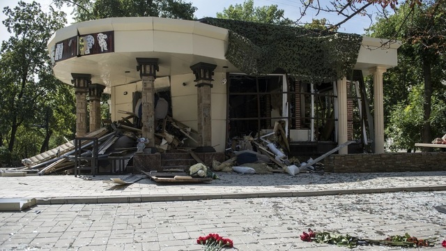 Khoảnh khắc lãnh đạo phe ly khai Đông Ukraine bị ám sát - 1 Bên ngoài quán cafe nơi ông Aleksandr Zakharchenko bị ám sát (Ảnh: Sputnik)