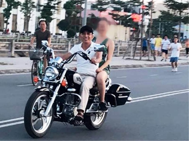 Một nữ sinh khốn đốn vì bị vu là nạn nhân vụ nữ sinh lớp 9 bị xâm hại - 1
Hình ảnh cháu T.B. ngồi trên xe mô tô cùng Kiểm đang bị lan truyền trên mạng
