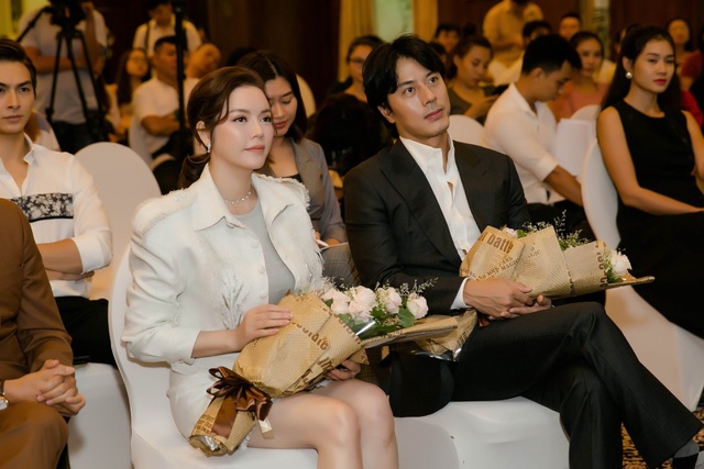 Dung mạo điển trai của nam diễn viên “Giày thuỷ tinh” sau 16 năm - 3 Trong 16 năm qua, Han Jae Suk tham gia nhiều bộ phim, nổi bật nhất là phim Cô gái mặt trời. Năm 2013, anh kết hôn với ngôi sao Bản tình ca mùa đông Park Sol Mi. Hiện anh đã là bố của hai nhóc tì.