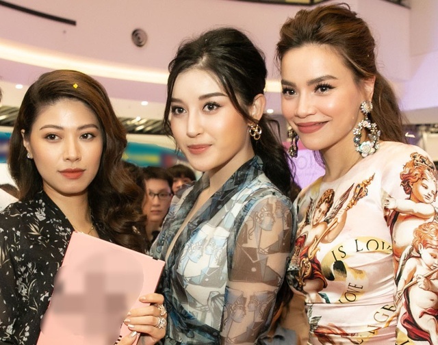 Sự cố ngã trên sóng VTV của BTV Thuỵ Vân, “bí mật” của BTV Hoài Anh - 5 BTV Ngọc Trinh VTV và Hồ Ngọc Hà giờ đây là những người bạn thân thiết, gắn bó, những sự kiện quan trọng, Ngọc Trinh đều có mặt để ủng hộ Hồ Ngọc Hà. Tuy nhiên, Ngọc Trinh cũng thừa nhận, cô từng là antifan của Hồ Ngọc Hà trước khi có mối thân tình với đàn chị.